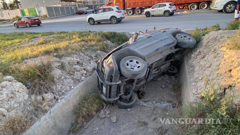 $!La camioneta terminó en el fondo del arroyo.