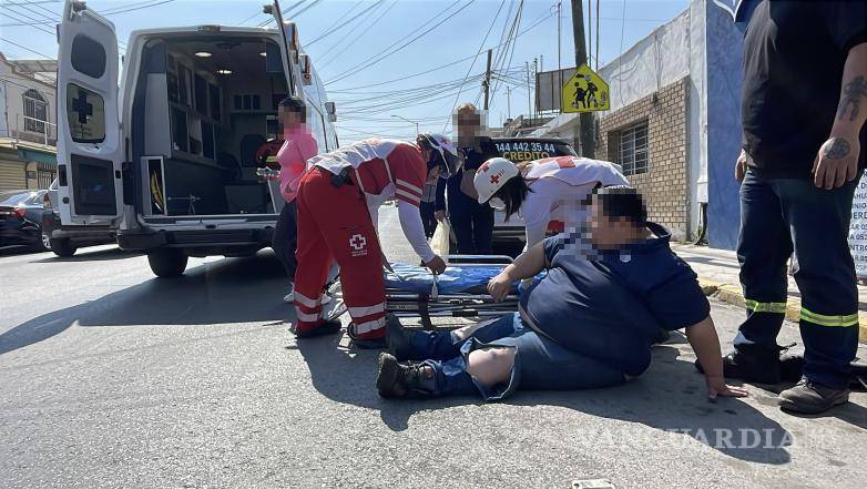 $!Elementos de Tránsito Municipal realizaron el peritaje correspondiente para deslindar responsabilidades entre la conductora y el motociclista afectado.