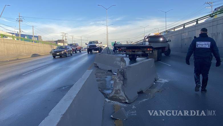 $!Agentes de Tránsito Municipal trabajaron para retirar los bloques de concreto que bloquearon los carriles contrarios tras el accidente.