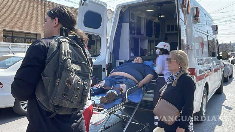 $!Paramédicos de la Cruz Roja brindaron los primeros auxilios al lesionado y posteriormente lo trasladaron a un hospital privado para su atención médica.