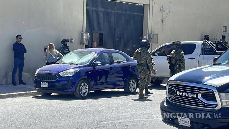 $!El cruce de la privada Fátima y calle Sauce permanece bajo vigilancia de corporaciones de seguridad durante el operativo.