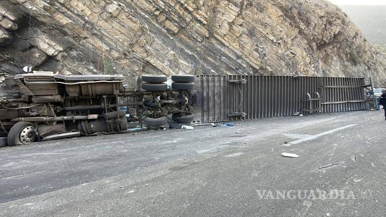 $!Paramédicos atendieron al conductor lesionado, quien fue trasladado al Hospital General con heridas de consideración tras el accidente.