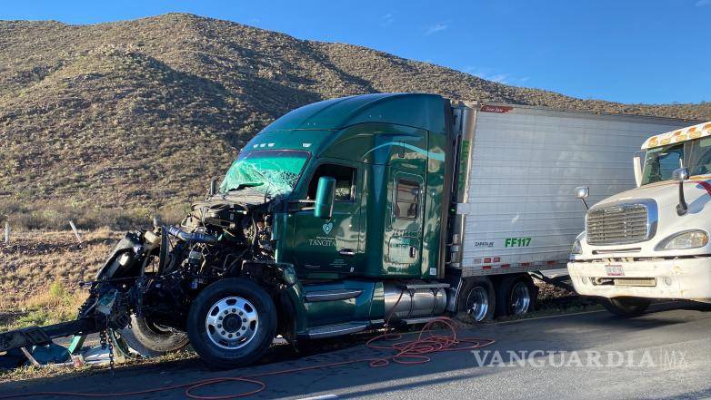 $!Ambos vehículos quedaron atravesados en la carretera a Torreón.