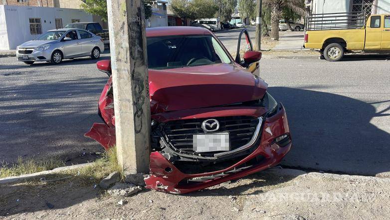 $!Un automóvil Mazda terminó impactado contra un poste tras un choque en la colonia Guayulera.