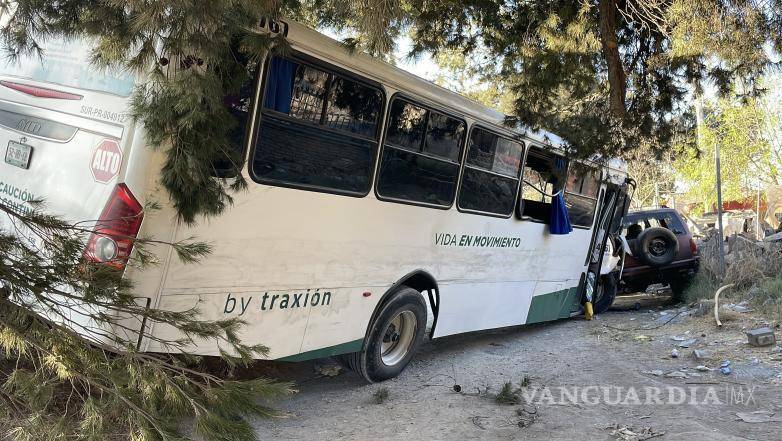$!Una camioneta estacionada resultó con daños tras el impacto de la unidad responsable.
