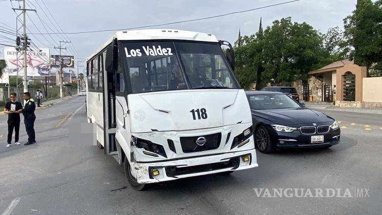 $!El camión urbano de la ruta Los Valdés colisionó contra el costado de la Honda Odyssey.