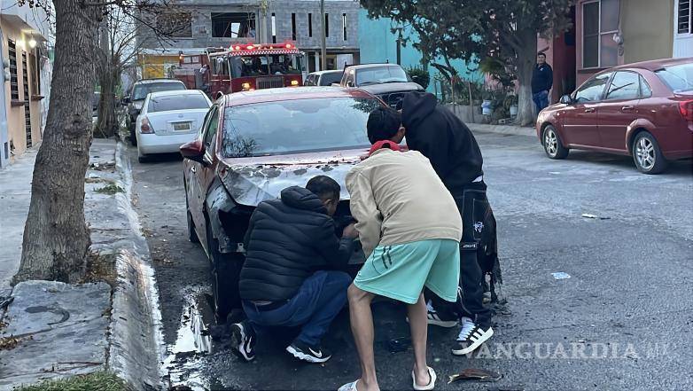 $!El automóvil Mazda 3 quedó detenido en la vía pública tras el siniestro.