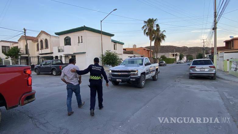 $!El conductor fue detenido y trasladado a los separos municipales tras ser hallado con aliento alcohólico.