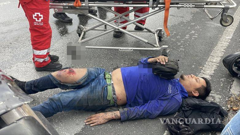 $!Paramédicos de la Cruz Roja atendieron a un motociclista lesionado tras un accidente registrado en el periférico Luis Echeverría Álvarez.