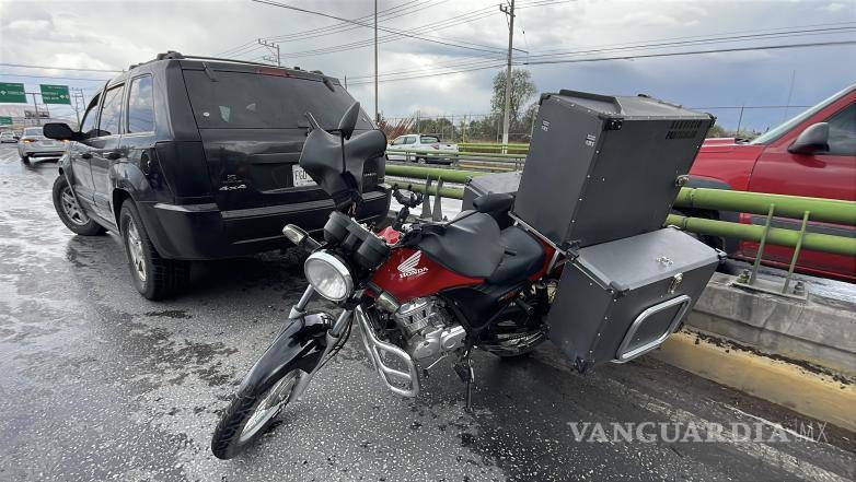 $!Elementos de la Policía Municipal abanderaron la zona del percance para evitar otro accidente mientras se atendía al lesionado.