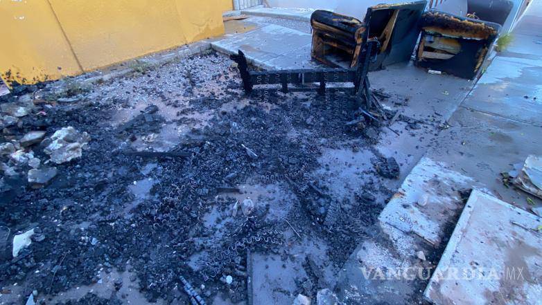 $!Los muebles estaban fuera de la vivienda.