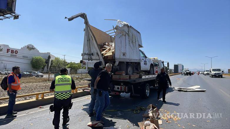 $!Autoridades municipales realizaron labores de abanderamiento mientras se retiraban las cajas de salsa y la camioneta volcada.