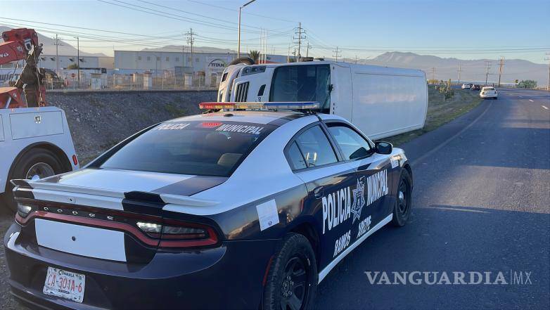 $!Autoridades tomaron conocimiento tras la volcadura en Ramos Arizpe.