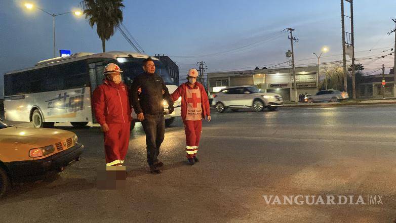 $!Paramédicos de la Cruz Roja valoraron al lesionado en el lugar del accidente.