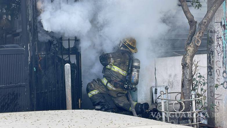 $!Bomberos sofocan un incendio en un domicilio de la colonia Lucio Blanco donde se halló un cuerpo sin vida.