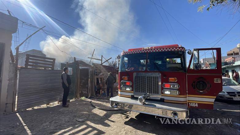 $!Elementos del Cuerpo de Bomberos trabajaron para sofocar las llamas y evitar su propagación.