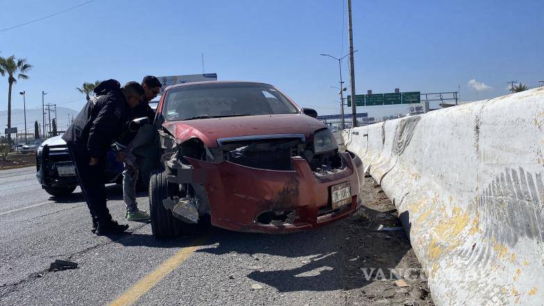 $!El Chevrolet Aveo sufrió daños en la parte frontal tras impactar a la Ford Ranger que se incorporó sin precaución en V. Carranza.