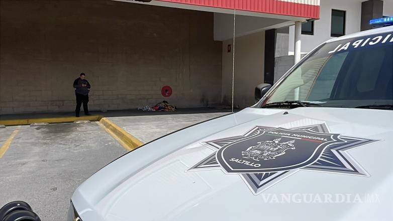 $!Tras el dictamen, el área fue acordonada por elementos de la Policía Municipal para resguardar la escena y evitar el paso de personas.