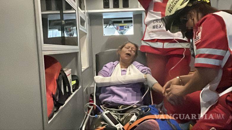 $!Paramédicos de la Cruz Roja atendieron a una mujer lesionada en el lugar del accidente.