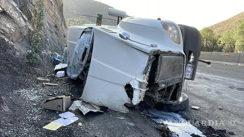$!El tractocamión volcó en la curva de Los Chorros, considerada una de las zonas más peligrosas de la carretera 57 por su trazo y condiciones.