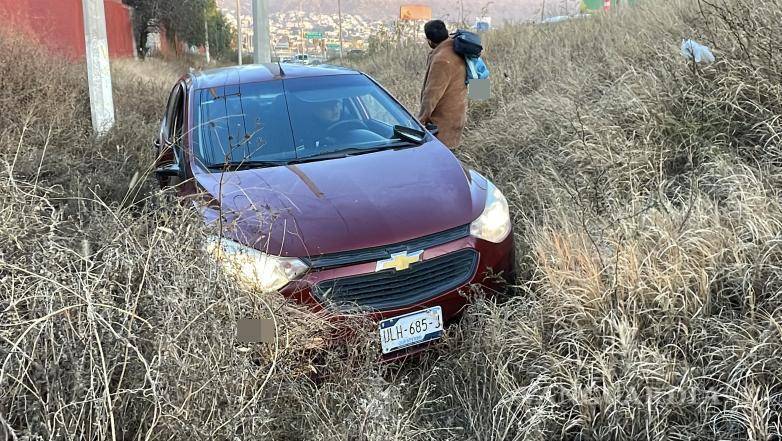 $!Una grúa fue solicitada para realizar las maniobras necesarias y retirar la unidad siniestrada, la cual fue trasladada a un corralón municipal.
