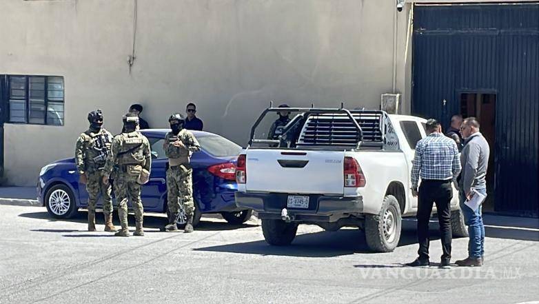 $!Elementos del Ejército Mexicano participaron en el operativo para recabar evidencia por presunto fraude en la zona centro.