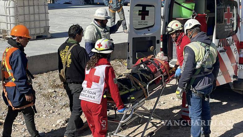 $!El trabajador fue llevado a la Clínica Dos del IMSS para recibir atención médica.
