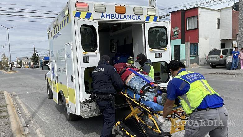 $!El repartidor fue trasladado a la Clínica 2 del IMSS para recibir atención médica especializada.