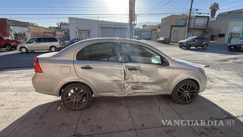 $!Elementos de la Policía Municipal acudieron al lugar del accidente para tomar conocimiento de los hechos y coordinar la intervención de las aseguradoras.