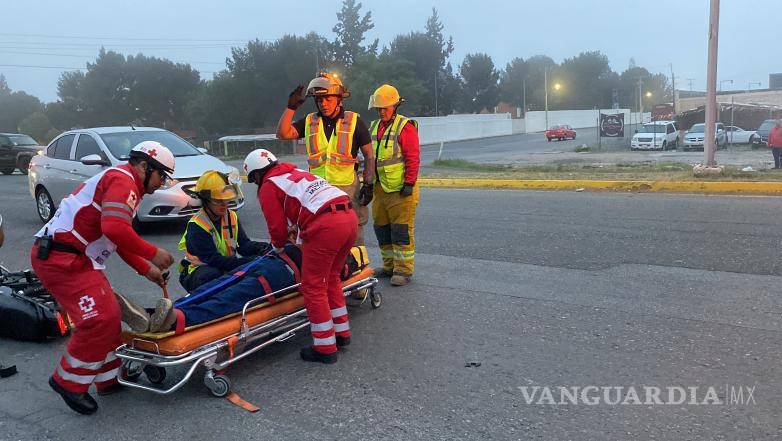 $!Paramédicos de la Cruz Roja llegaron para atender al lesionado.