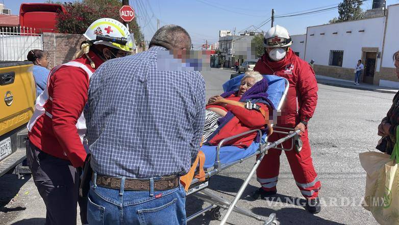 $!Paramédicos de la Cruz Roja atendieron a la mujer de 81 años tras ser atropellada en la colonia González Cepeda.