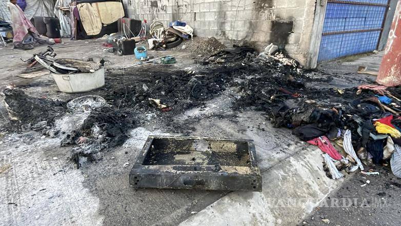 $!El fuego consumió una tarima cargada con ropa destinada a la venta en un local doméstico.
