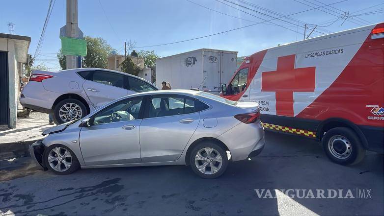 $!Elementos de Tránsito Municipal tomaron conocimiento del percance ocurrido en el cruce de la calle 26 y avenida Central.