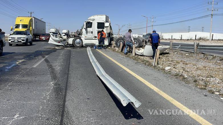 $!El accidente se registró a la altura del kilómetro 5+500 del libramiento Óscar Flores Tapia, en dirección de Ramos Arizpe hacia Arteaga.