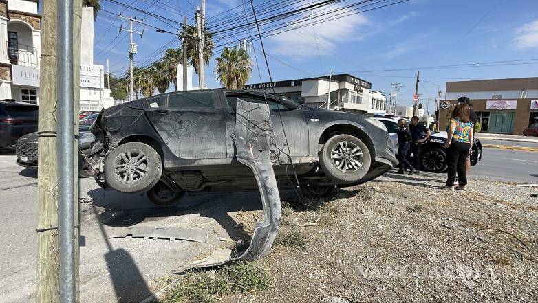 $!Tras el choque, el vehículo responsable giró hacia la banqueta y estuvo a punto de volcar.