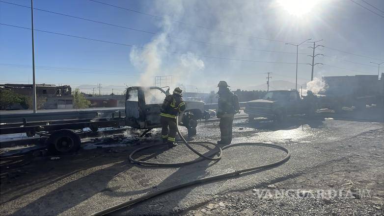 $!Bomberos acudieron al cruce con calle Padua para controlar el incendio en las unidades.