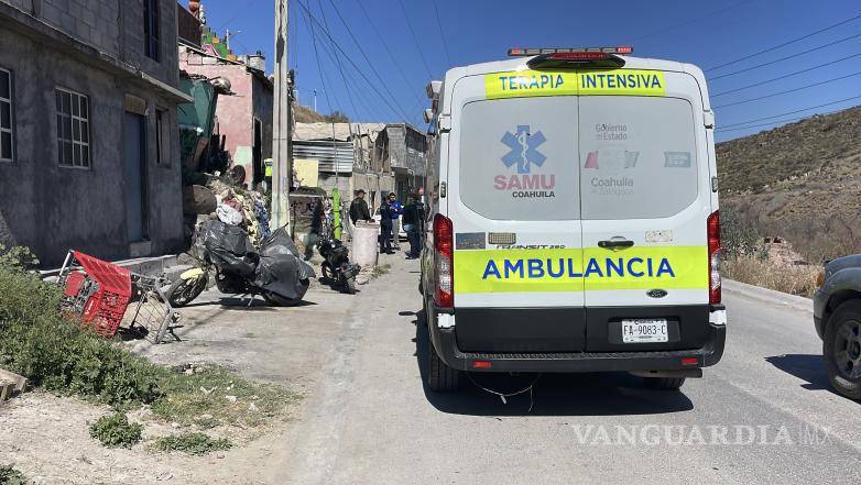 $!Paramédicos de la Secretaría de Salud acudieron al lugar, pero confirmaron que la mujer ya no contaba con signos vitales.