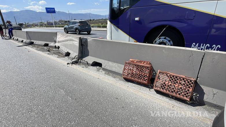 $!Elementos de Tránsito abanderaron la zona mientras una grúa retiraba el vehículo volcado de la vialidad.