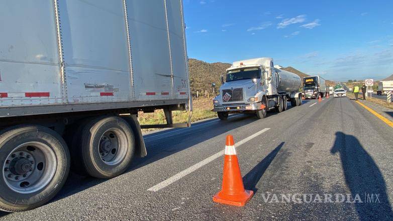 $!Tras llevarse a cabo las maniobras por parte de las grúas, se colocaron los vehículos a un costado y se procedió a llamar a las aseguradoras.