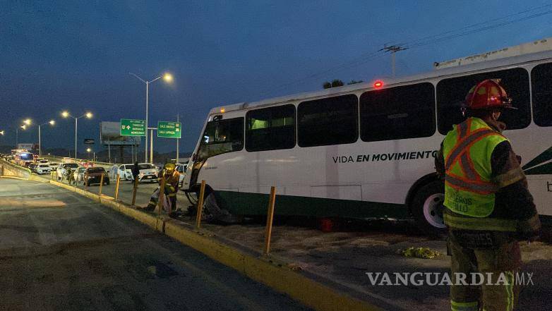 $!El autobús de transporte de personal de la empresa Lipu se estrelló contra una luminaria en el periférico Luis Echeverría, causando caos en la vialidad.