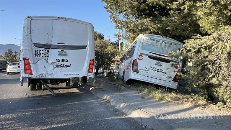 $!Unidades de transporte de personal de las empresas Lipu y Settepi tras la colisión por alcance.