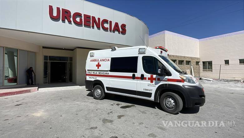 $!Paramédicos de la Cruz Roja brindaron atención a la mujer tras el accidente doméstico registrado al mediodía.