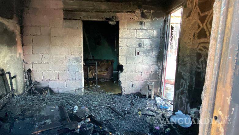 $!El siniestro, reportado alrededor de las 6:00 horas en la Calle 32, entre Linda Vista y Calle 5, alertó a los vecinos, quienes de inmediato se lanzaron en un acto de solidaridad para auxiliar a los residentes atrapados en su interior.