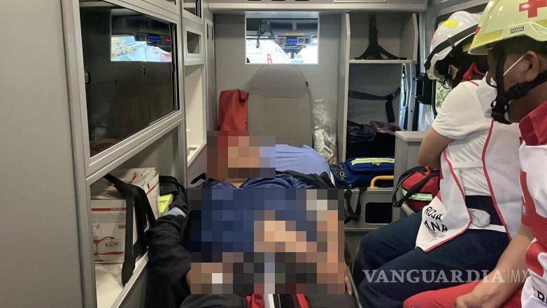 $!Paramédicos de la Cruz Roja valoran a los conductores en el lugar del percance.