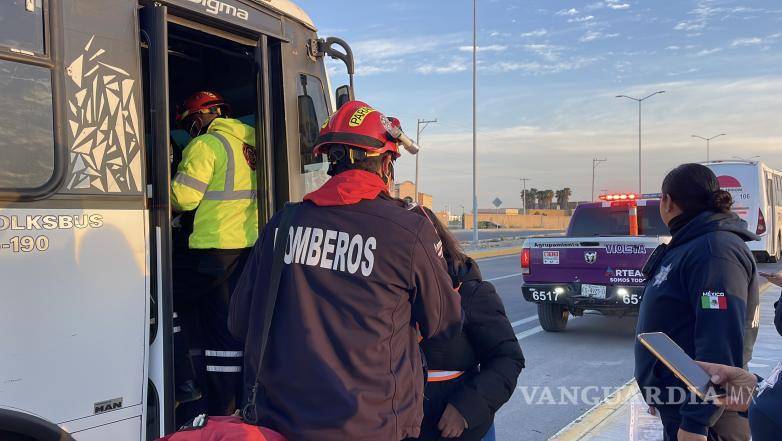 $!Paramédicos brindaron atención a nueve personas tras el choque en Los Valdés y Los Pastores.