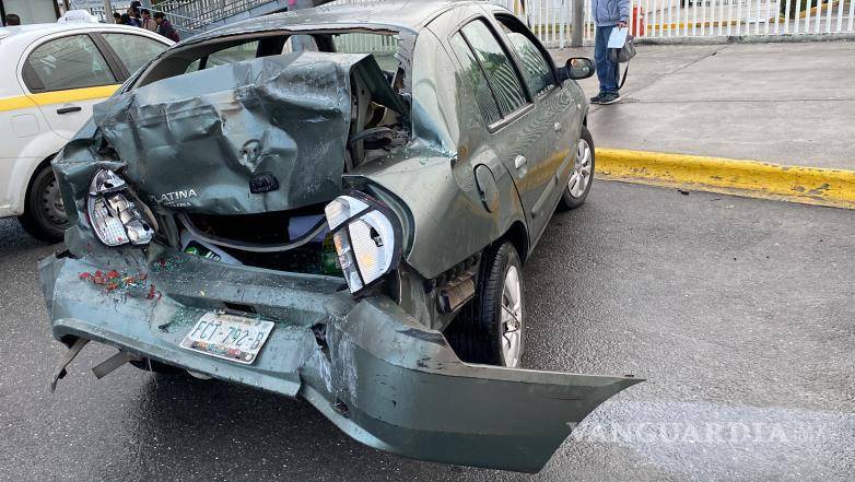 $!El conductor perdió el control de su tracto camión en el puente e impactó a varios vehículos.