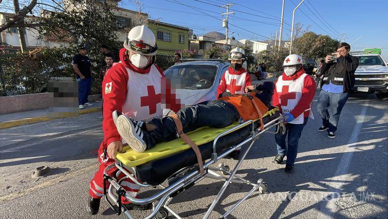 $!Paramédicos de Cruz Roja valoraron al acompañante lesionado en el lugar.