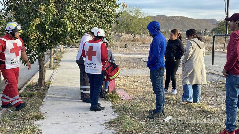 $!Una mujer resultó lesionada y fue atendida por paramédicos en el lugar.
