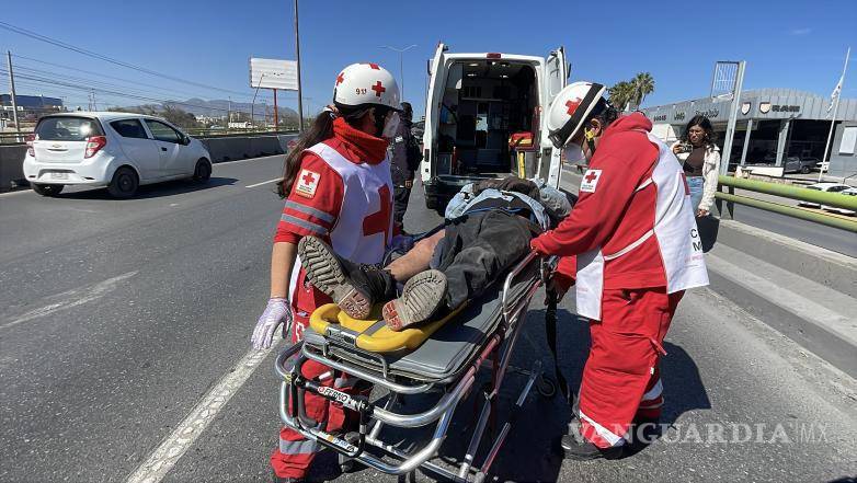 $!El hijo del afectado se hizo cargo de la motocicleta y pertenencias tras el accidente.