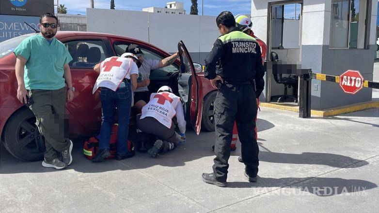 $!El joven motociclista recibió atención en el lugar tras la caída en la lateral de Venustiano Carranza.